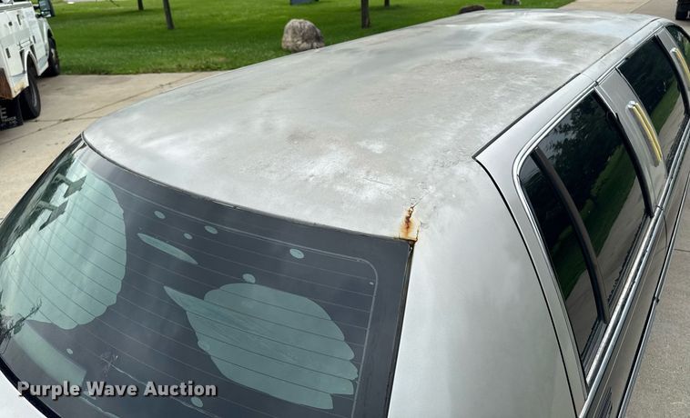 image for item EM2127 1995 Cadillac Fleetwood limousine