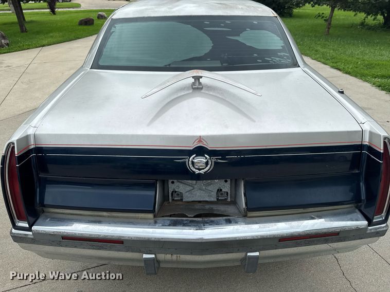 image for item EM2127 1995 Cadillac Fleetwood limousine