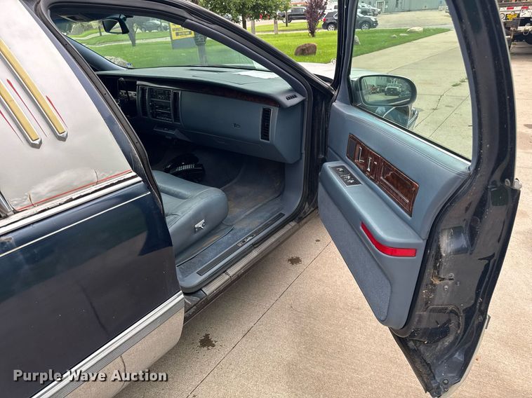 image for item EM2127 1995 Cadillac Fleetwood limousine