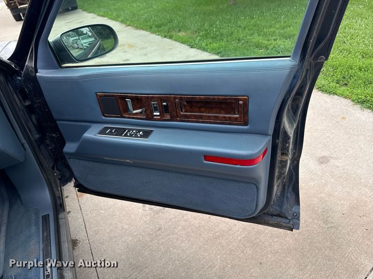 image for item EM2127 1995 Cadillac Fleetwood limousine