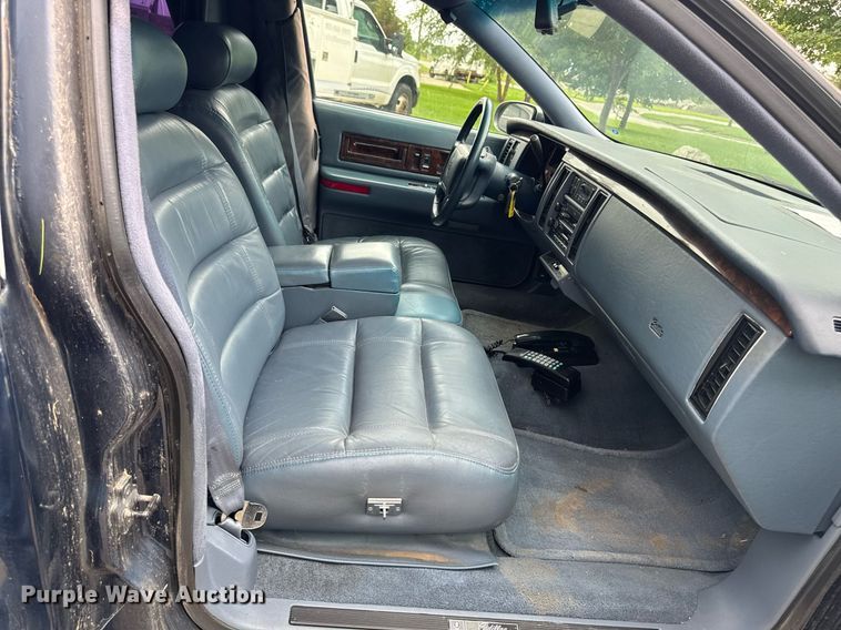 image for item EM2127 1995 Cadillac Fleetwood limousine