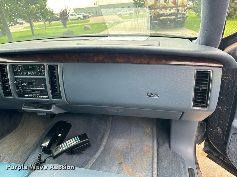 image for item EM2127 1995 Cadillac Fleetwood limousine