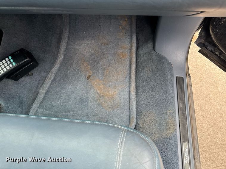 image for item EM2127 1995 Cadillac Fleetwood limousine