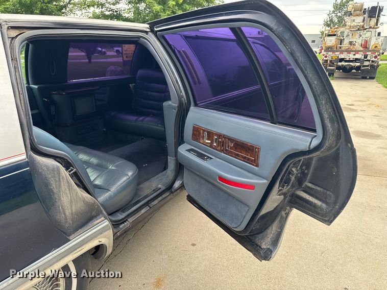 image for item EM2127 1995 Cadillac Fleetwood limousine