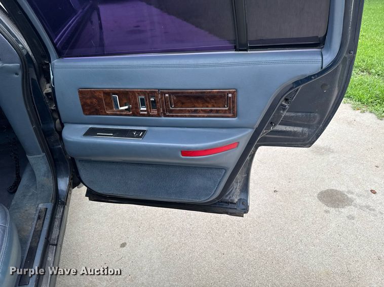 image for item EM2127 1995 Cadillac Fleetwood limousine