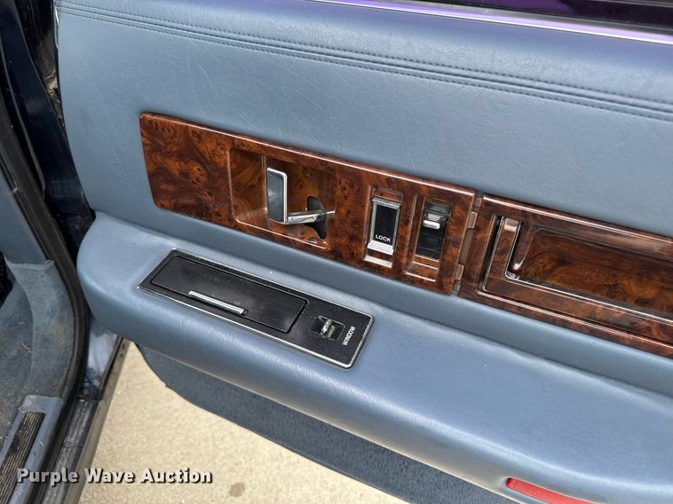 image for item EM2127 1995 Cadillac Fleetwood limousine