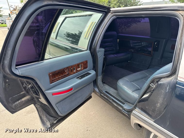 image for item EM2127 1995 Cadillac Fleetwood limousine