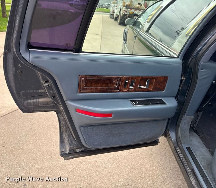 image for item EM2127 1995 Cadillac Fleetwood limousine