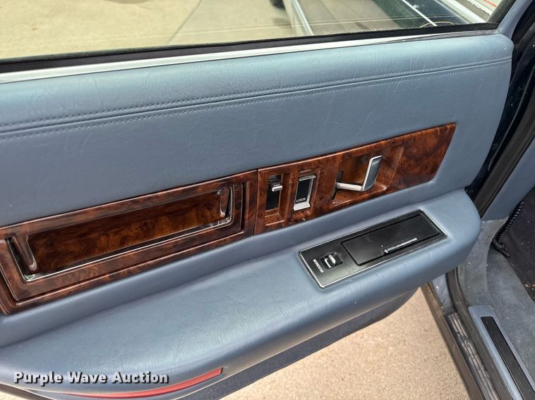 image for item EM2127 1995 Cadillac Fleetwood limousine