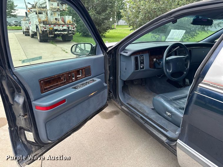 image for item EM2127 1995 Cadillac Fleetwood limousine