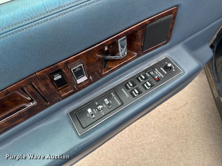 image for item EM2127 1995 Cadillac Fleetwood limousine