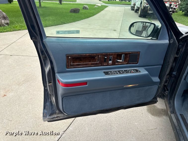 image for item EM2127 1995 Cadillac Fleetwood limousine