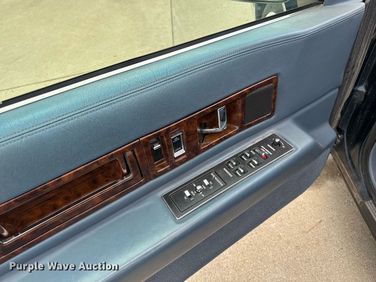 image for item EM2127 1995 Cadillac Fleetwood limousine