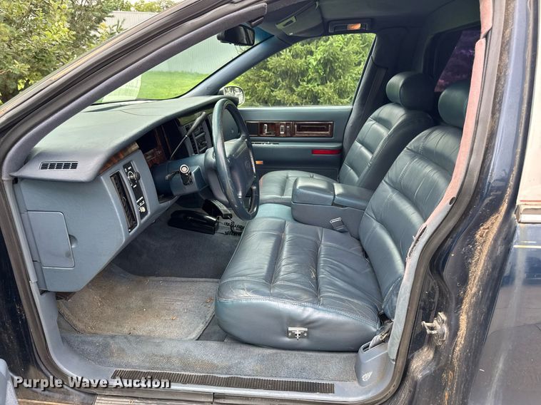 image for item EM2127 1995 Cadillac Fleetwood limousine