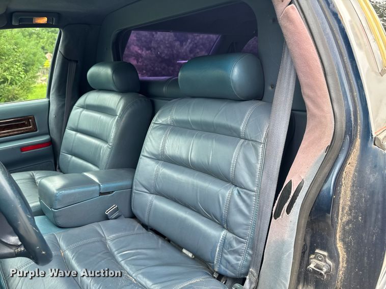 image for item EM2127 1995 Cadillac Fleetwood limousine