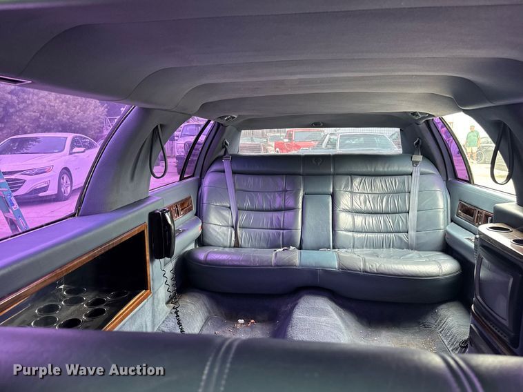 image for item EM2127 1995 Cadillac Fleetwood limousine