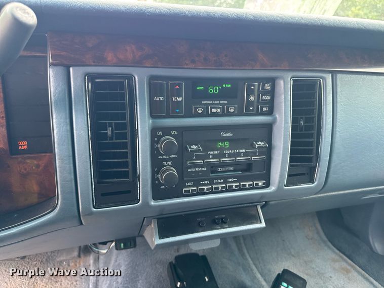 image for item EM2127 1995 Cadillac Fleetwood limousine