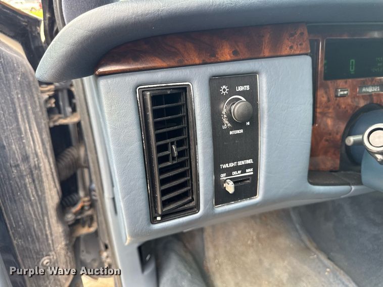 image for item EM2127 1995 Cadillac Fleetwood limousine