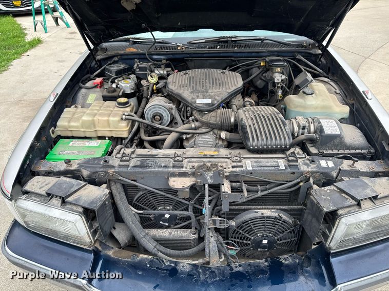 image for item EM2127 1995 Cadillac Fleetwood limousine