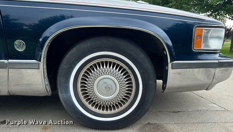 image for item EM2127 1995 Cadillac Fleetwood limousine