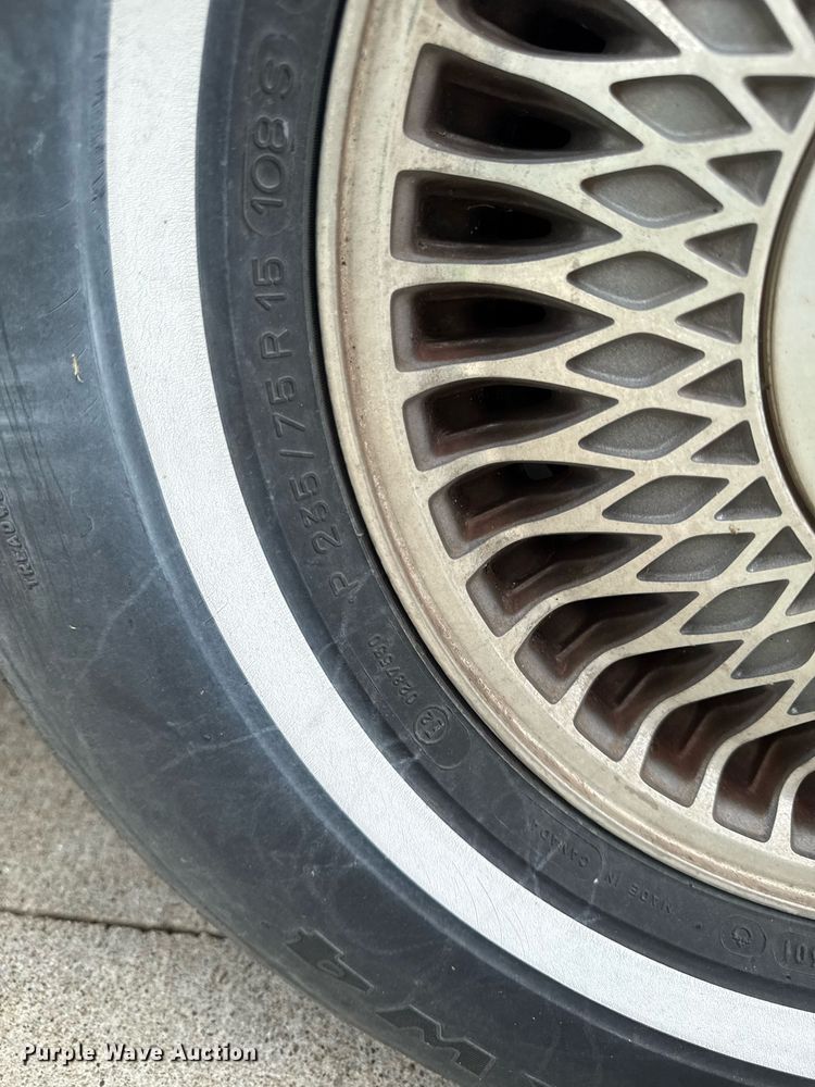 image for item EM2127 1995 Cadillac Fleetwood limousine