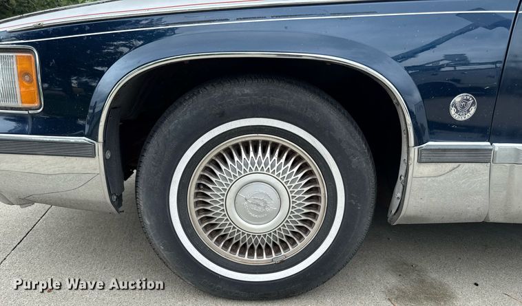 image for item EM2127 1995 Cadillac Fleetwood limousine