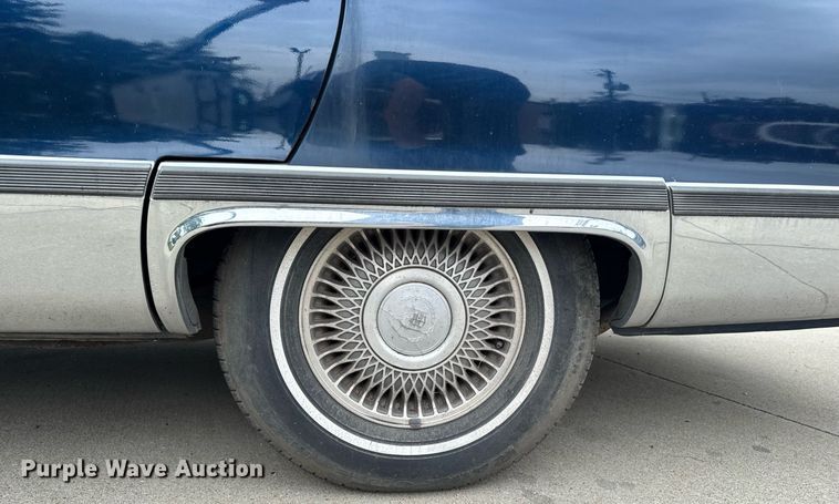 image for item EM2127 1995 Cadillac Fleetwood limousine