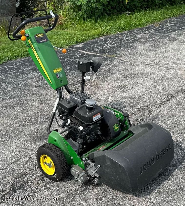 image for item EM2138 2020 John Deere 220SL greens mower