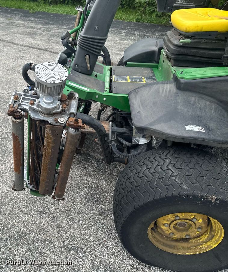 image for item EM2145 John Deere 7500 E-Cut Hybrid reel mower