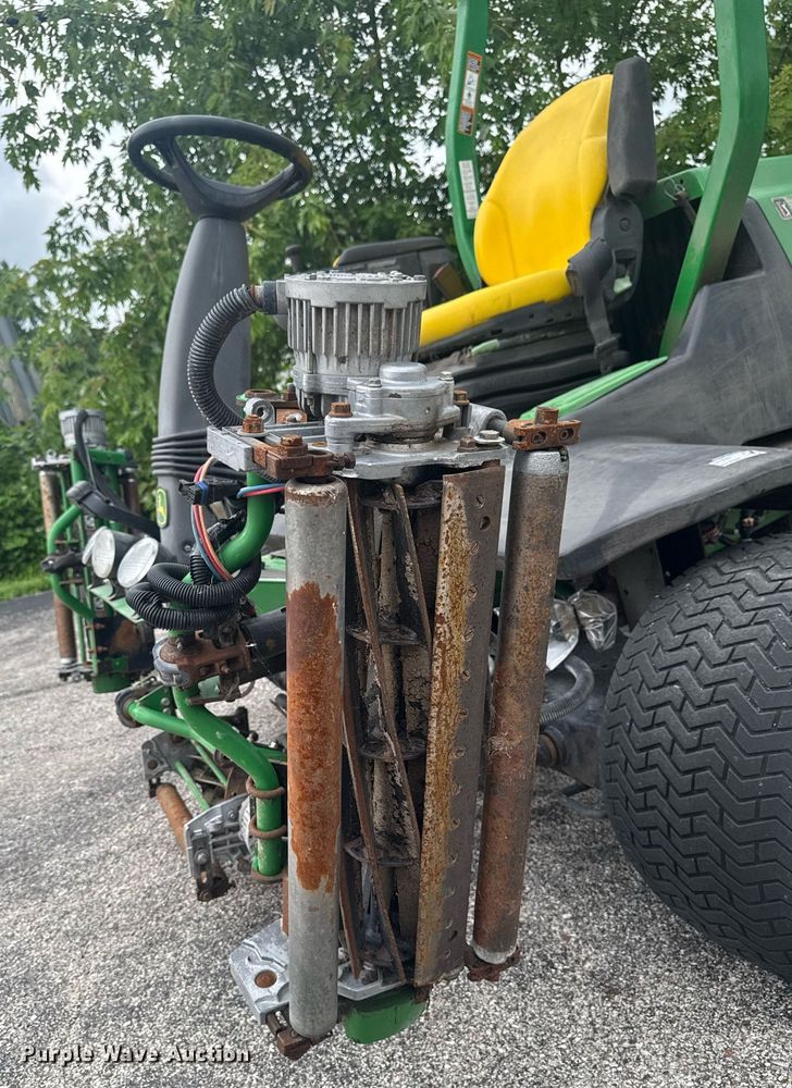 image for item EM2145 John Deere 7500 E-Cut Hybrid reel mower