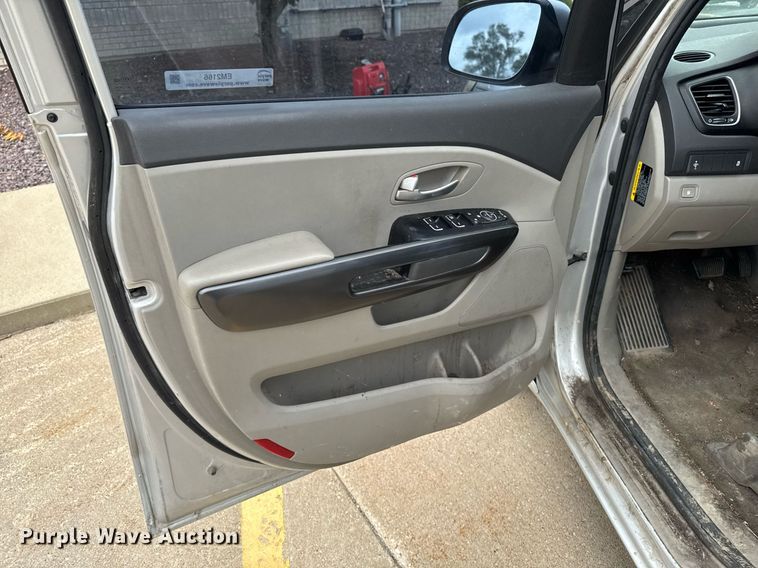 image for item EM2166 2015 Kia Sedona LX van