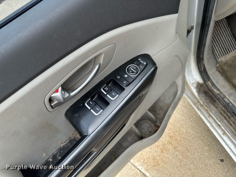 image for item EM2166 2015 Kia Sedona LX van