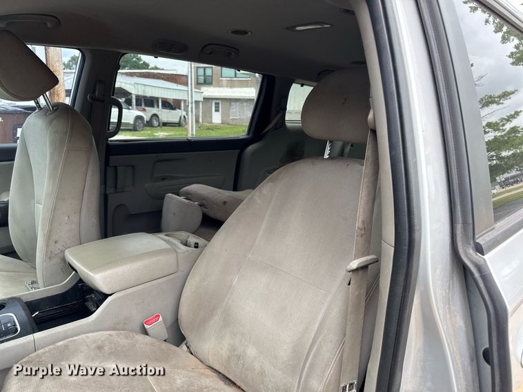 image for item EM2166 2015 Kia Sedona LX van