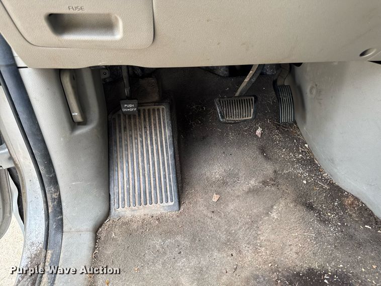 image for item EM2166 2015 Kia Sedona LX van