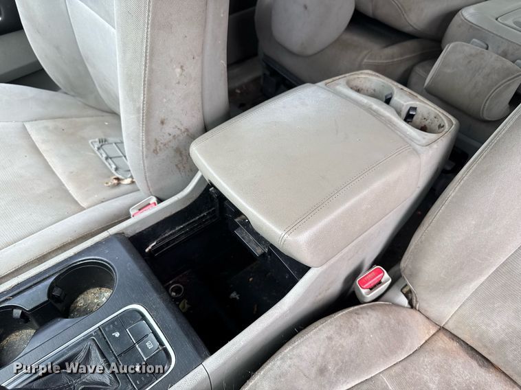 image for item EM2166 2015 Kia Sedona LX van