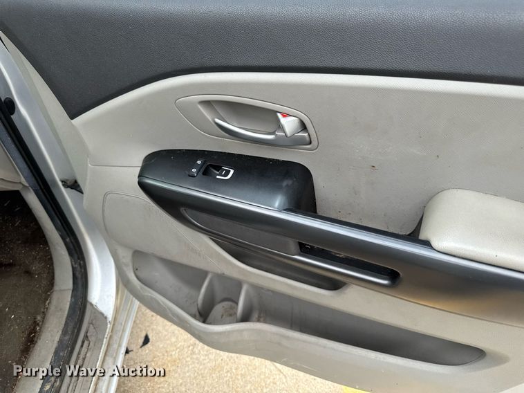 image for item EM2166 2015 Kia Sedona LX van