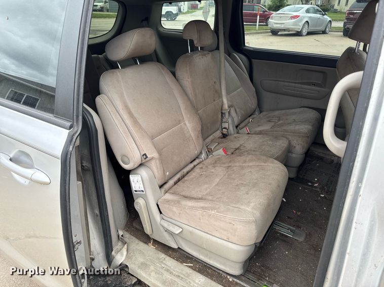 image for item EM2166 2015 Kia Sedona LX van