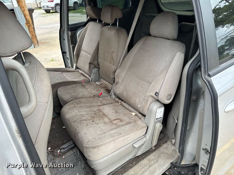 image for item EM2166 2015 Kia Sedona LX van