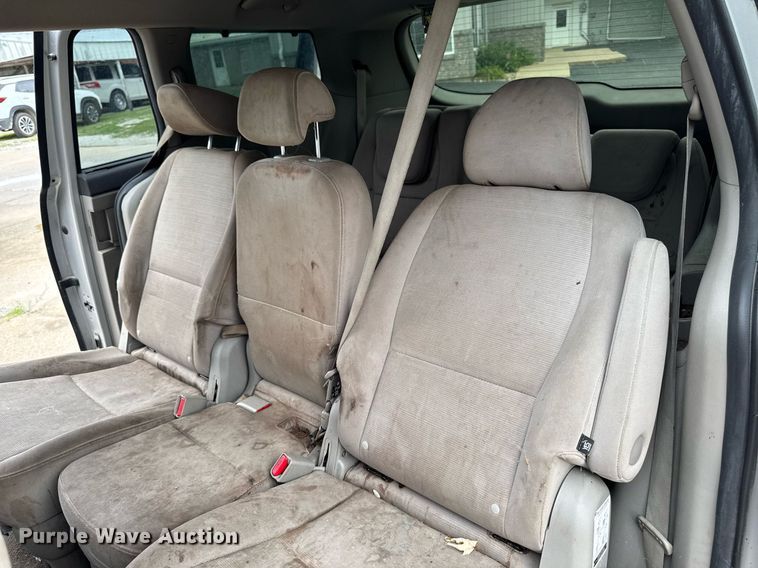 image for item EM2166 2015 Kia Sedona LX van