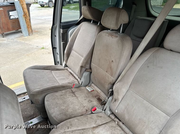 image for item EM2166 2015 Kia Sedona LX van