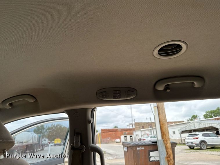 image for item EM2166 2015 Kia Sedona LX van