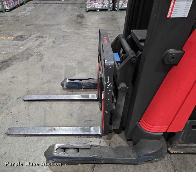 image for item EN2009 Raymond 750 DR32TT reach truck