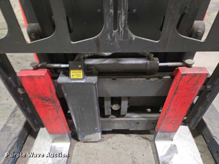 image for item EN2009 Raymond 750 DR32TT reach truck