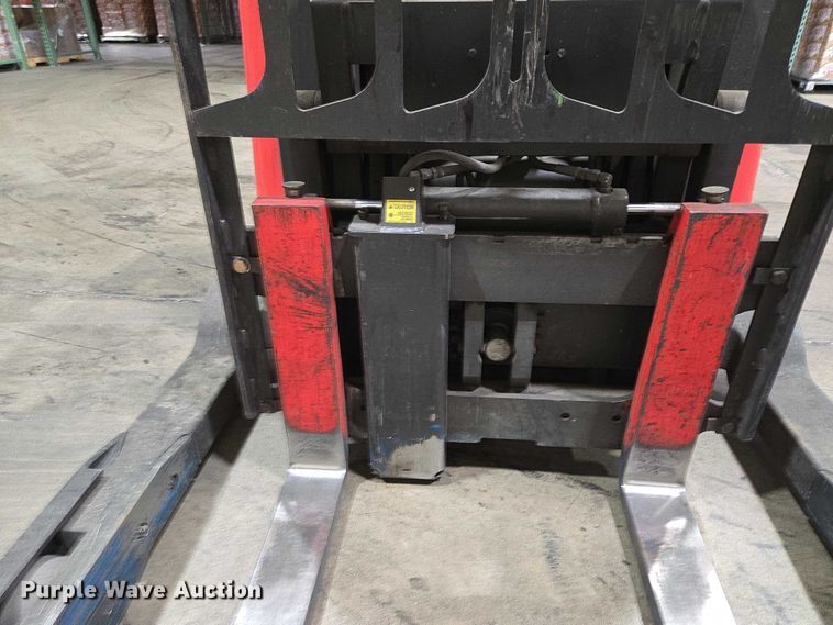 image for item EN2009 Raymond 750 DR32TT reach truck