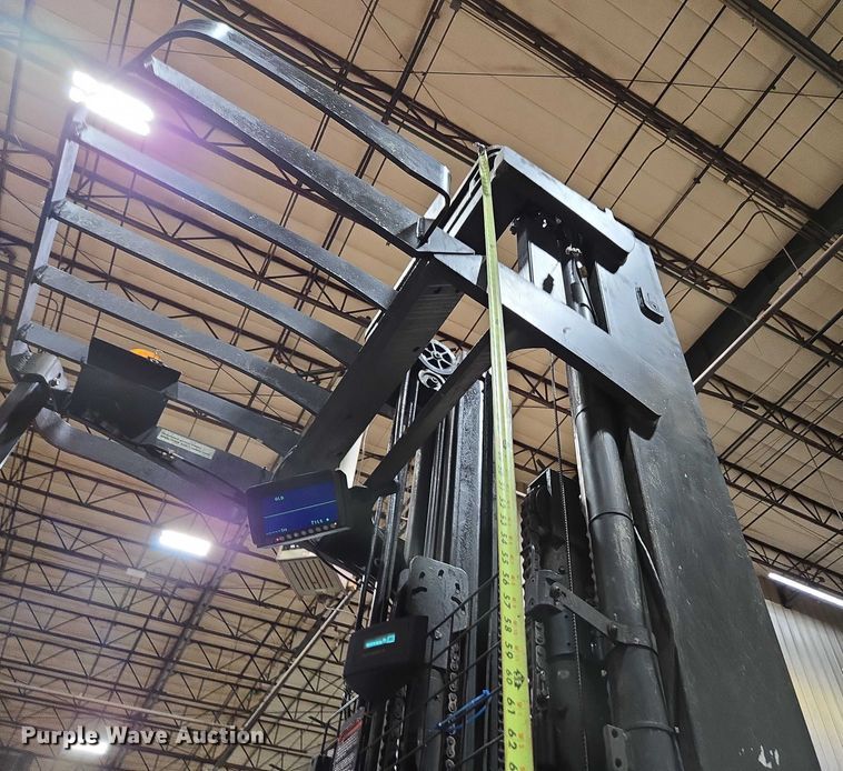 image for item EN2009 Raymond 750 DR32TT reach truck