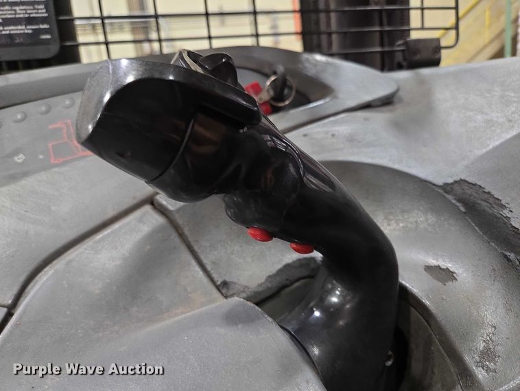 image for item EN2009 Raymond 750 DR32TT reach truck