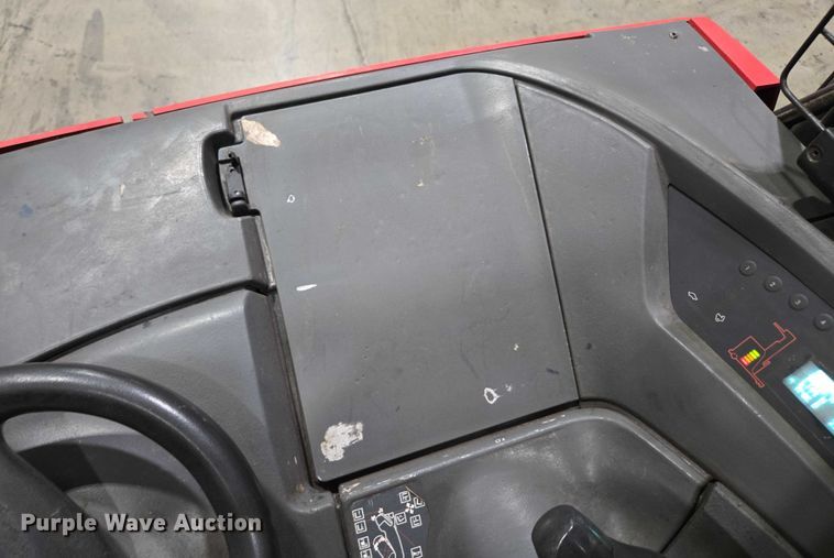 image for item EN2009 Raymond 750 DR32TT reach truck