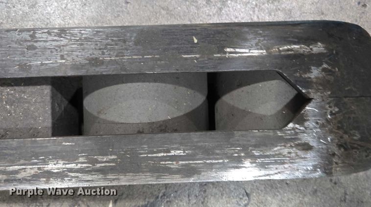 image for item EN2009 Raymond 750 DR32TT reach truck