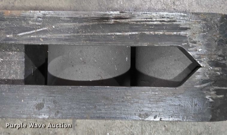 image for item EN2009 Raymond 750 DR32TT reach truck