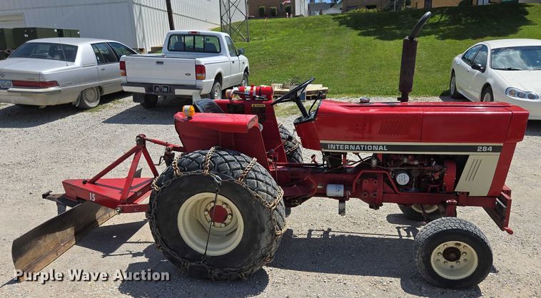 image for item EO1520 International 284 tractor